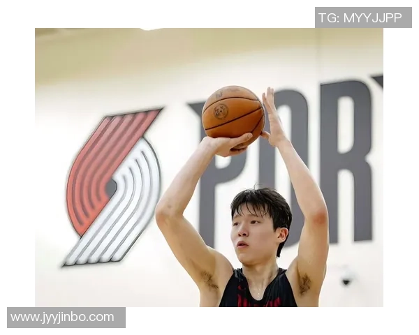 杨瀚森因背部拉伤缺席比赛便装现身替补席为队友加油助威 杨瀚森因背部拉伤缺席比赛便装现身替补席为队友加油助威